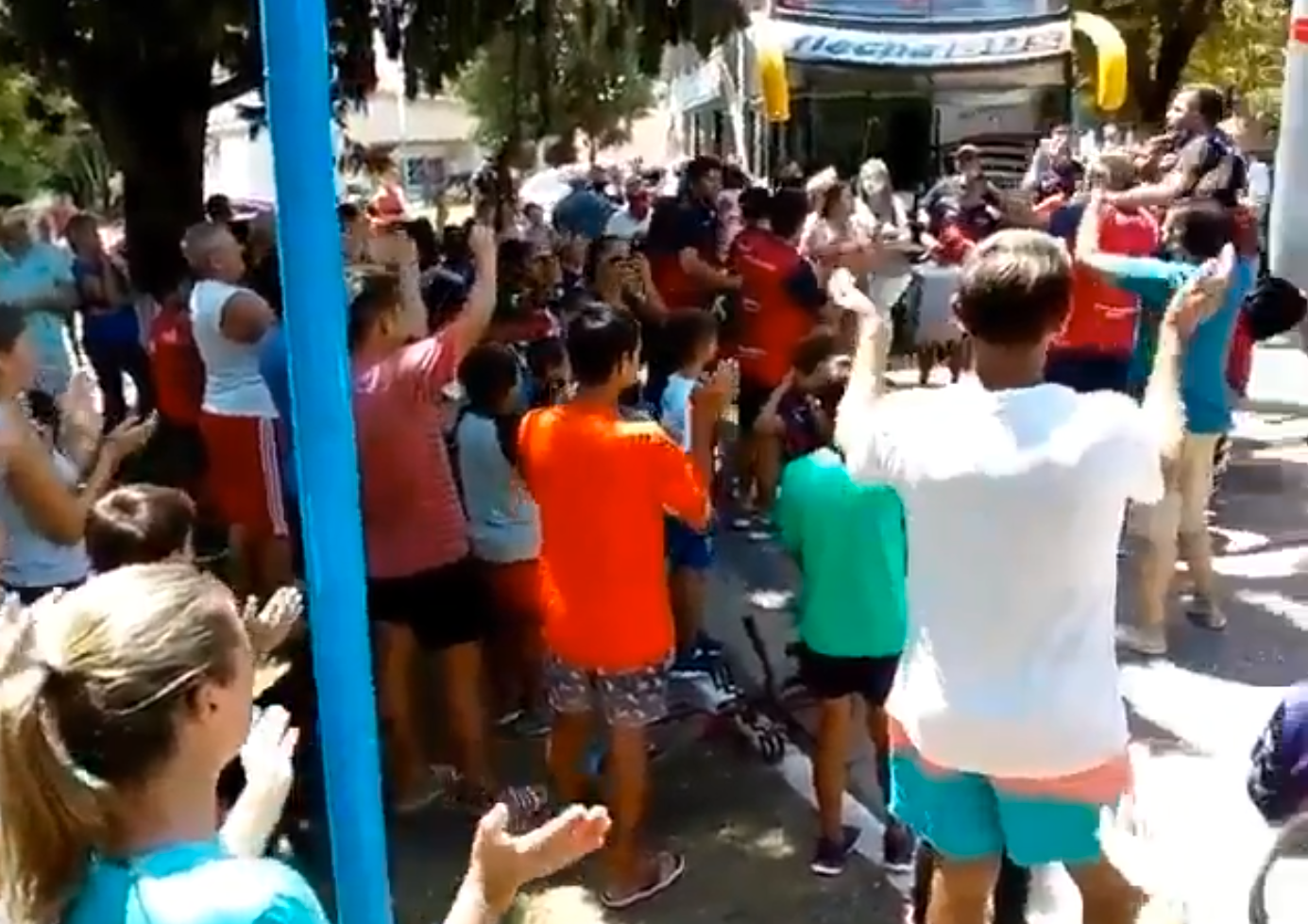 Con la frente en alto: Defensores fue recibido con aplausos en Pronunciamiento