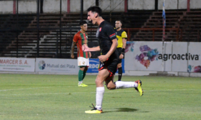 Tomás González celebra su gol marcado ante Sportivo Las Parejas, el único en el triunfo por 1-0 de Douglas Haig (Foto: Prensa Douglas Haig)