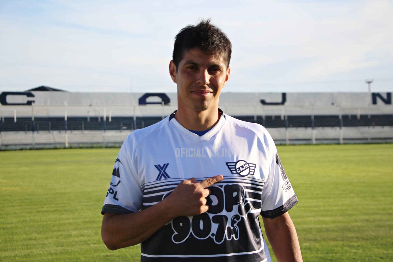Pablo Barrientos con la camiseta de Jorge Newbery, hoy presidente de la institución.