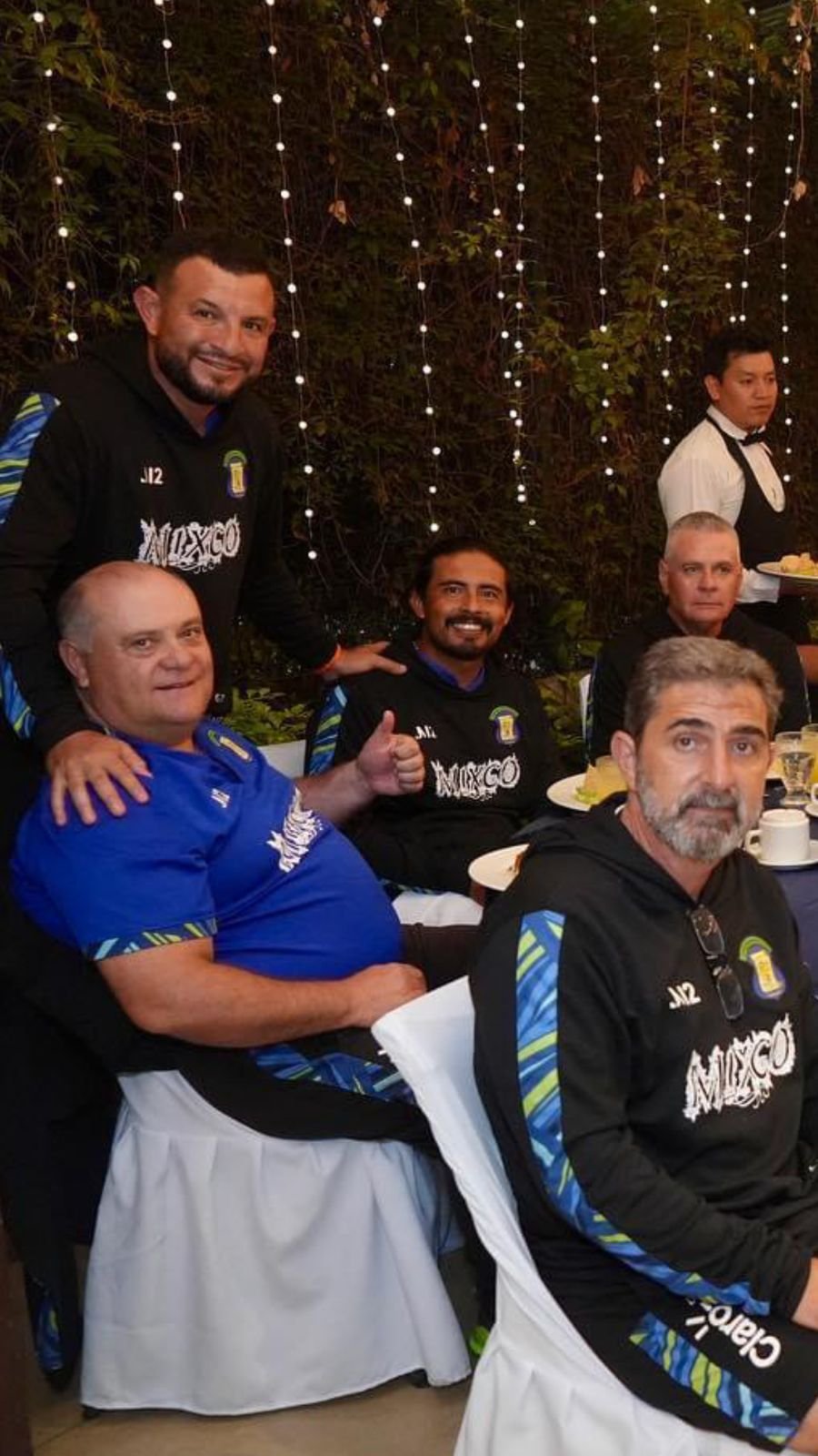 Sergio Busciglio (sentado y de azul) junto al resto del cuerpo técnico de Deportivo Mixco.