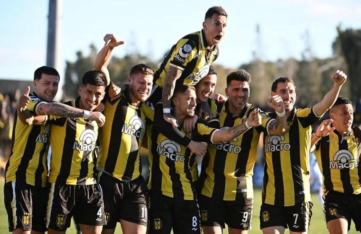 Aurinegro imbatible: Deportivo Madryn venció a Gimnasia y Tiro y se afianza como el único líder de su zona con 15 partidos invicto