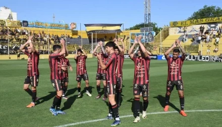 Douglas ganó en el Carminatti frente a un Olimpo alicaído y selló su clasificación