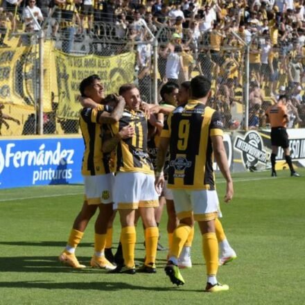 El Aurinegro va: Olimpo venció a Kimberley en Bahía Blanca y mantiene vivo su sueño de ascenso