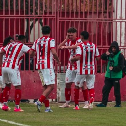 El León rugió en Rafaela: 9 de Julio le sacó el invicto a Douglas y es único escolta